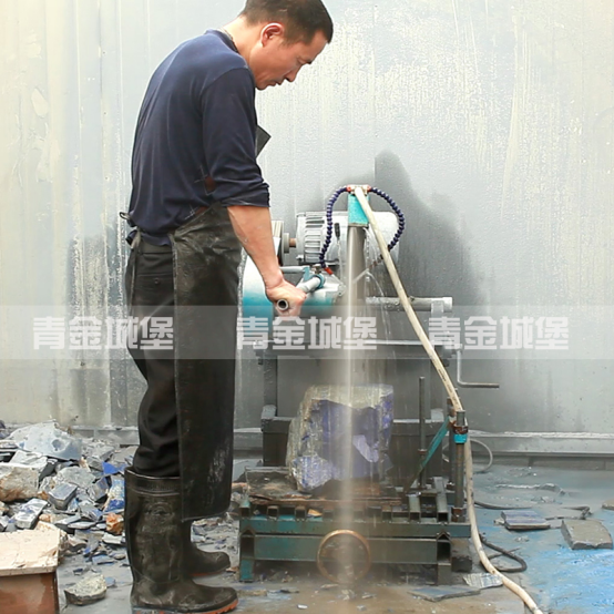 工厂师傅在生产